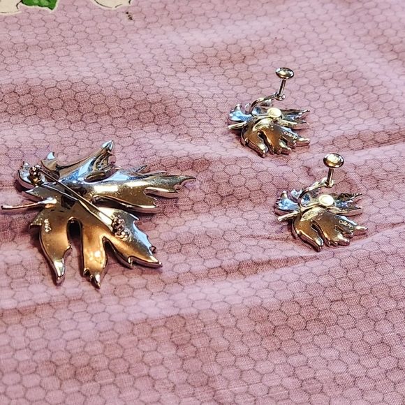 🎼Vintage 1980s Rhinestone Leaf Earrings and Pin Set🖤 - Picture 5 of 8